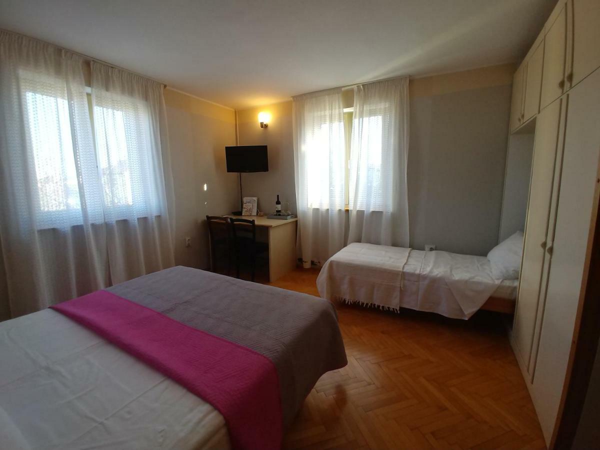 Room Bm Pula Exteriör bild